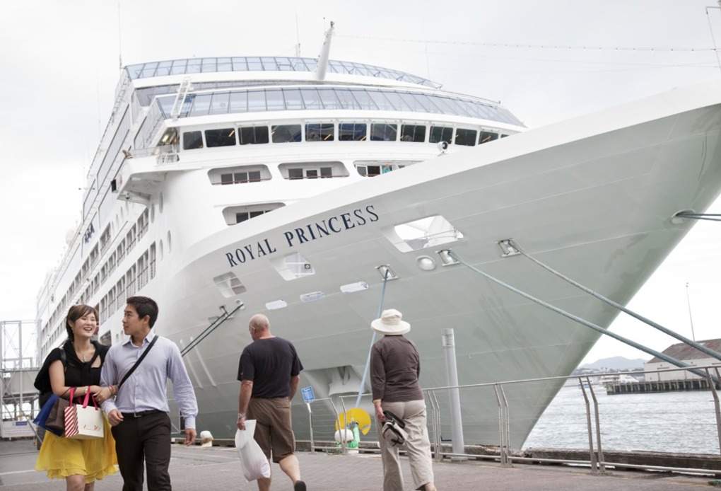 Visitors flock to Auckland over summer (1)
