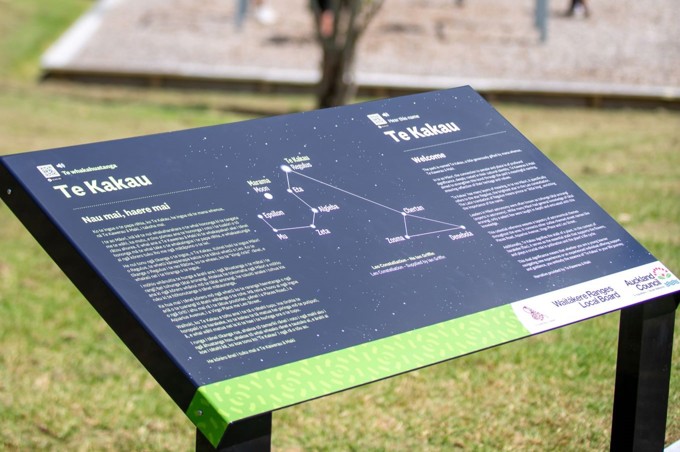 Te Kakau bilingual sign