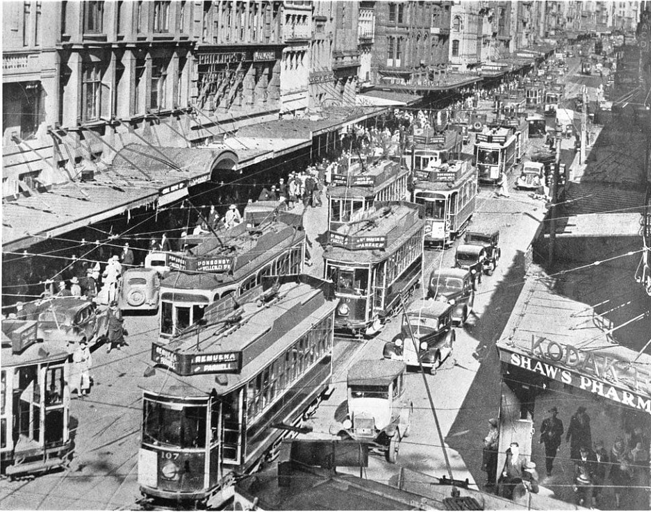 Trams lining Queen Street in 1940.