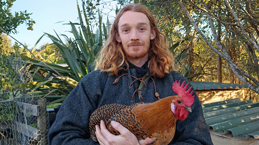 Oliver with rooster 16x9 crop _vjhffdwk.jpg