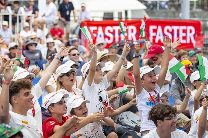 Thousands turn out for weekend's sailing (2)