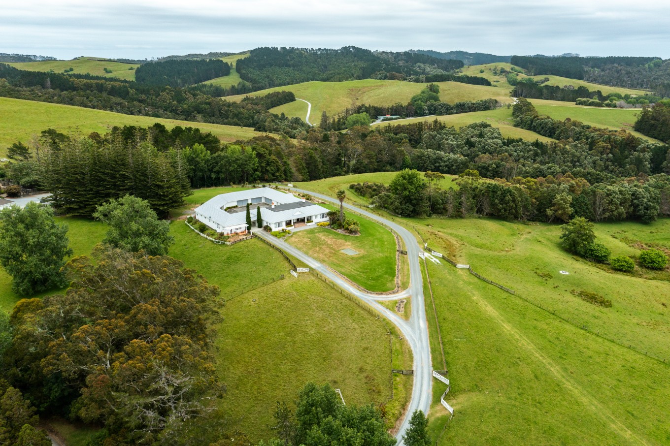 An aerial view of a cottage in the bush. 