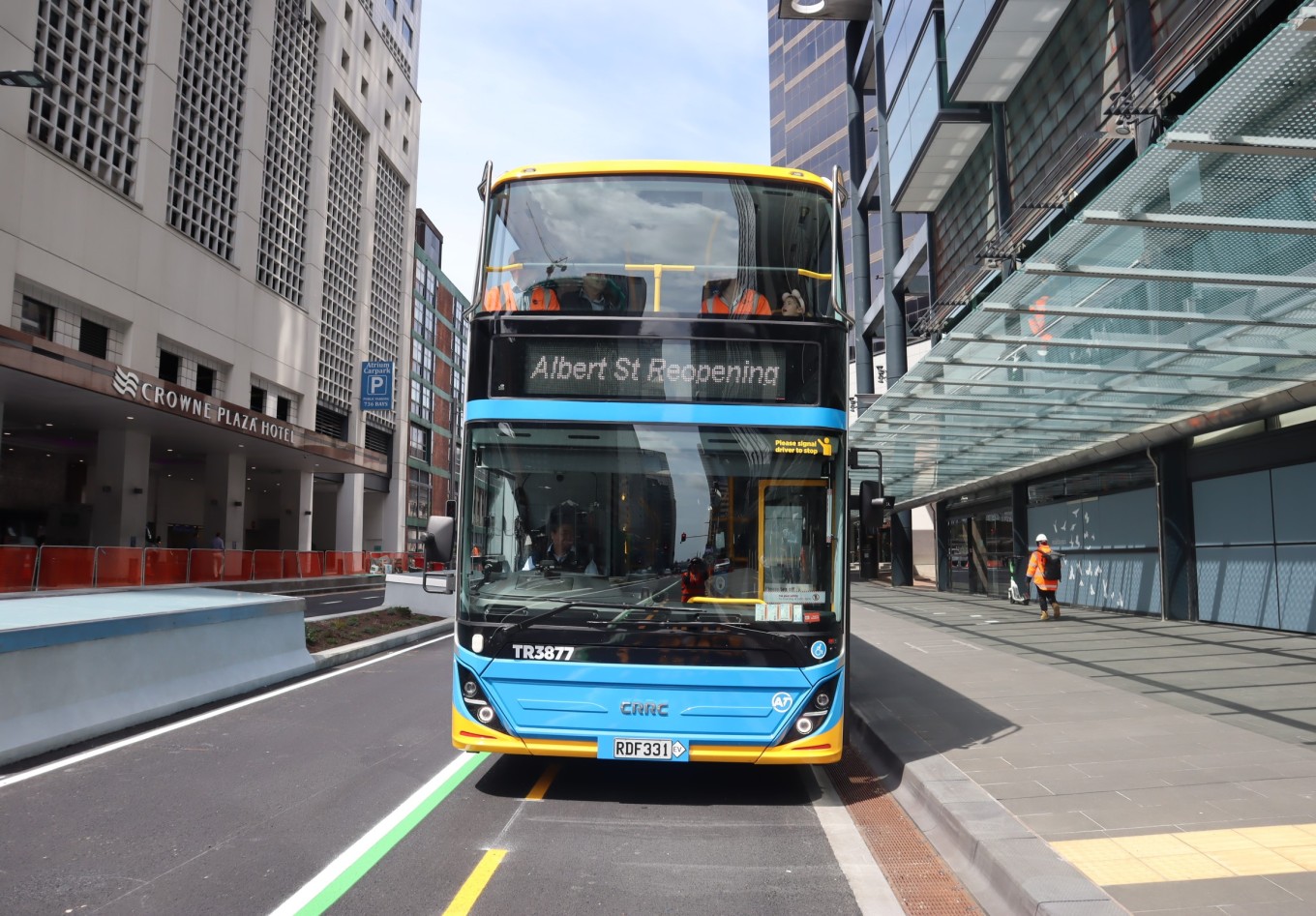 A bus coming along Albert St. 