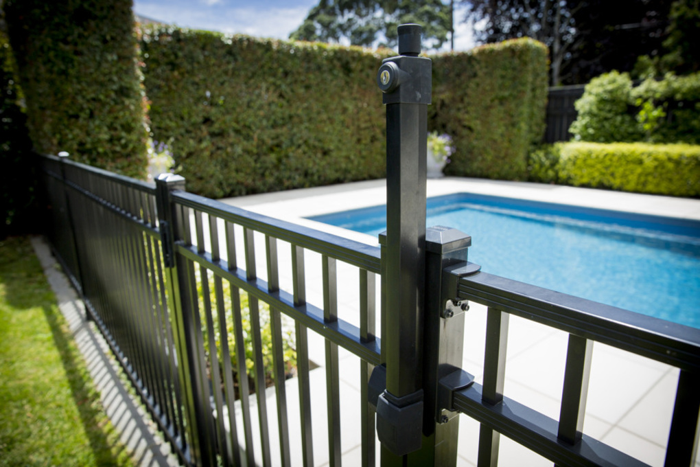 Swimming pool gate