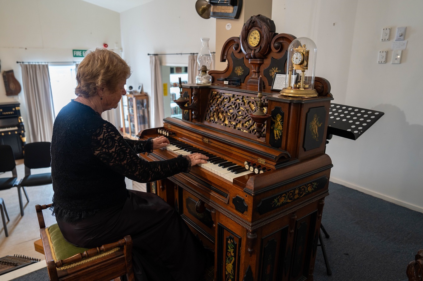 A women playing on the piano. 