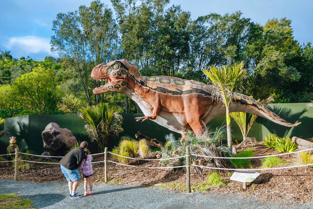 AZ_Dinosaurs & people_08.06-2_oupqnvnk.jpg