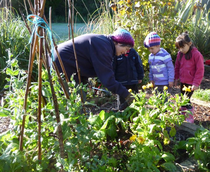 Dee Gardening 2_223cidfj.JPG