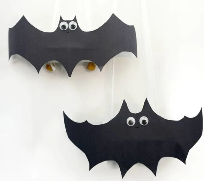Flying-Construction-Paper-Bats-Halloween-Crafts-for-Kids-PIN_e1b2l2yw.jpg