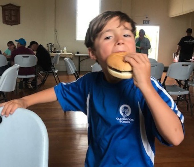 Te Toro locals united by burgers (3)