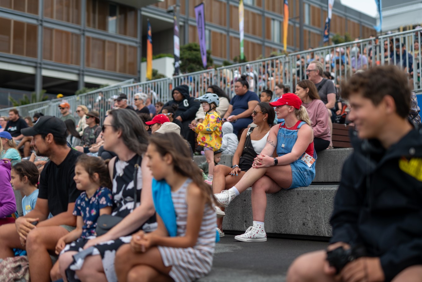 Manu Champs Grand Stand Crow.