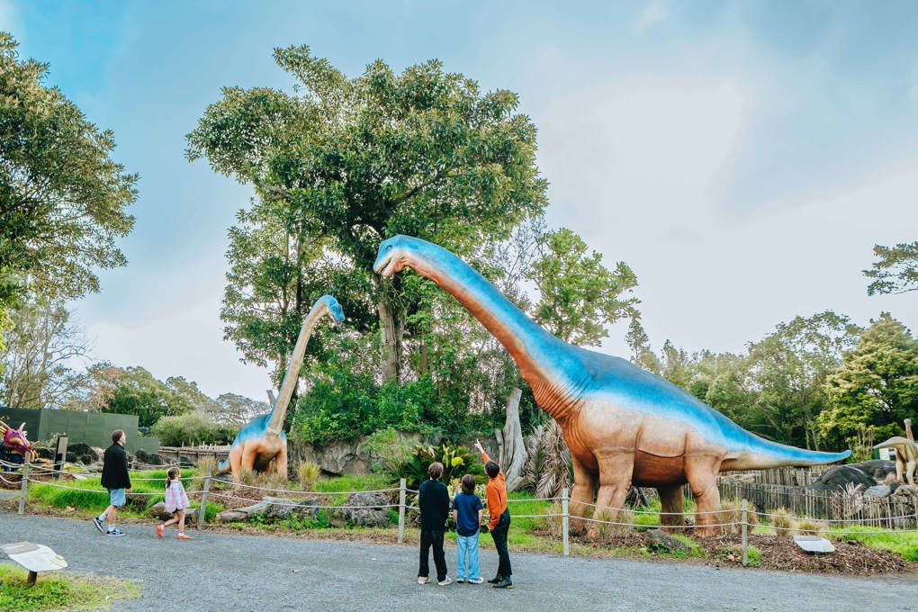 AZ_Dinosaurs & people_08.06-3_1he5se1m.jpg