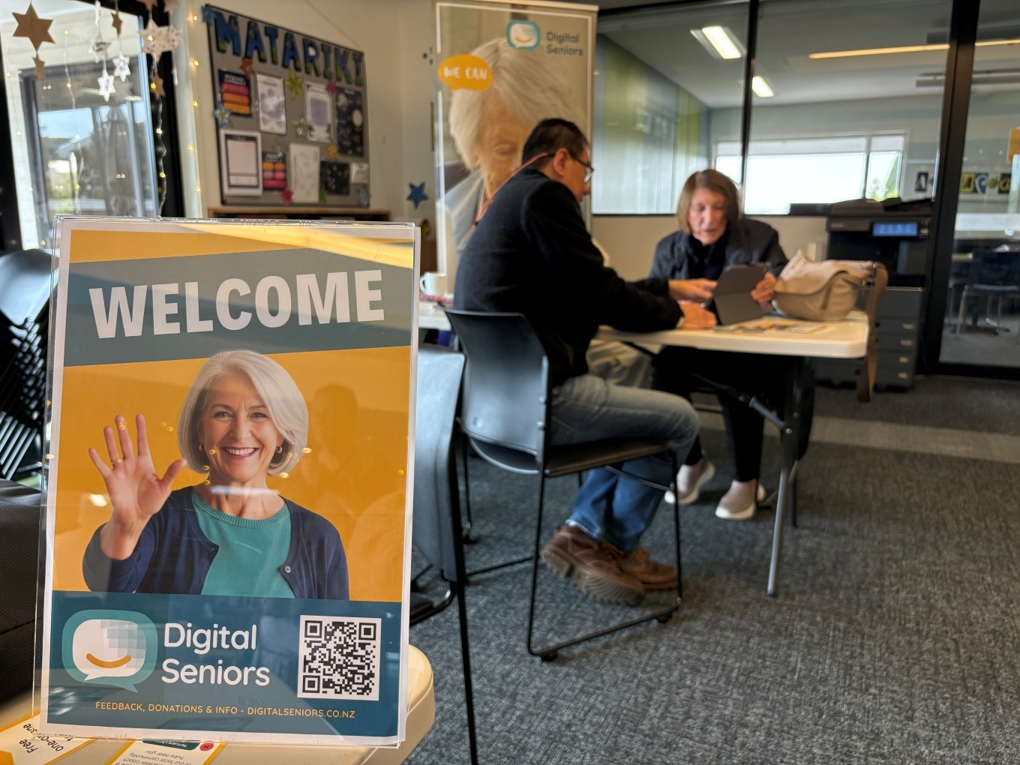 Senior citizens tech aid class