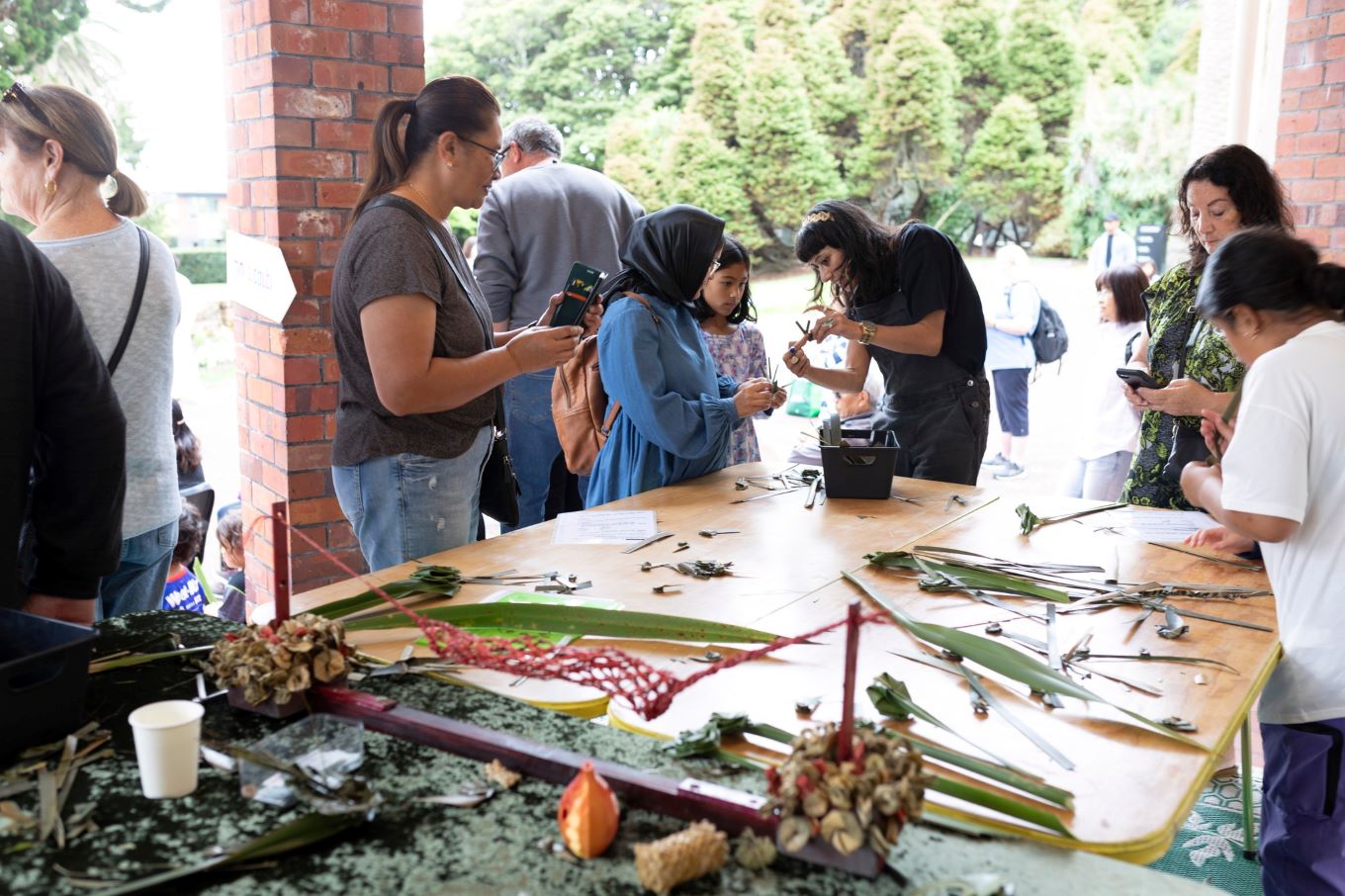 Drop-in Mini Putiputi with Ahi Raranga. Photo: Auckland Council.