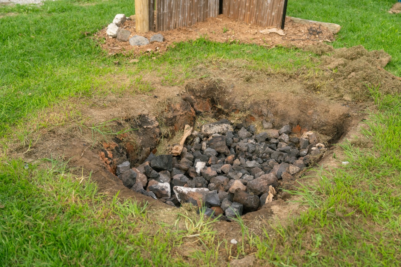 Māngere Community Enviro Hub hangi pit. 