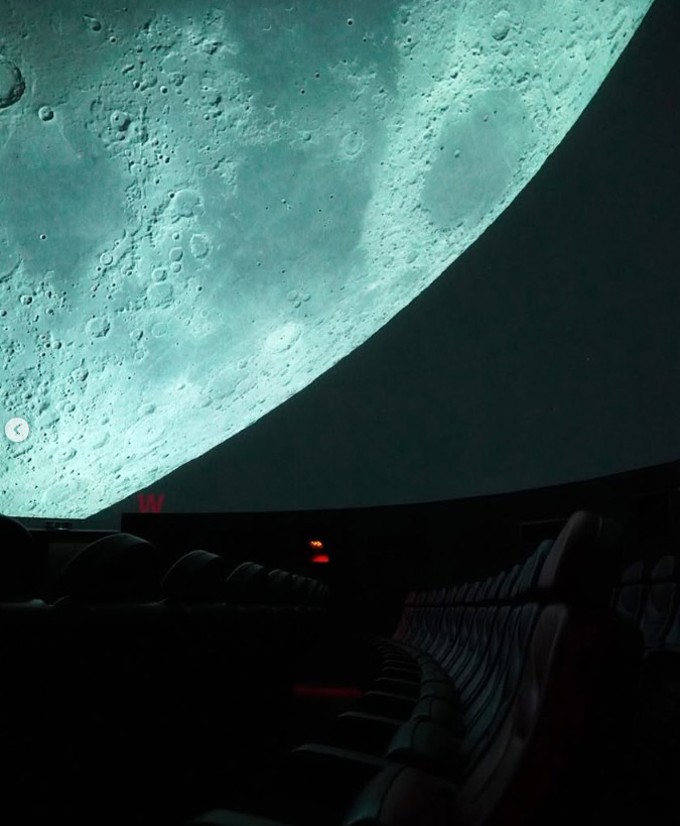 planetarium with moon_4zfolfdg.jpg