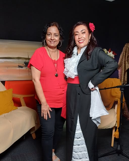 Neighbourhood stories podcast and Mexican host. 