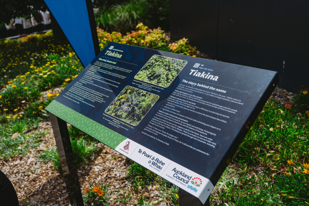 Tiakina sign