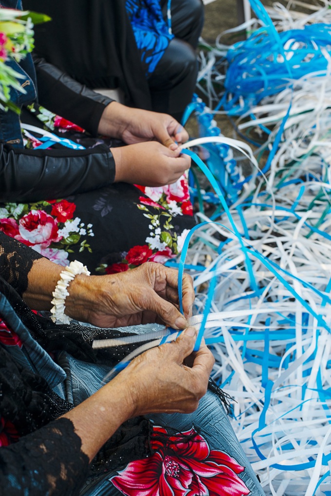 Pacifica Mamas adorn the Town Hall with a giant ei as a gift of love (1)