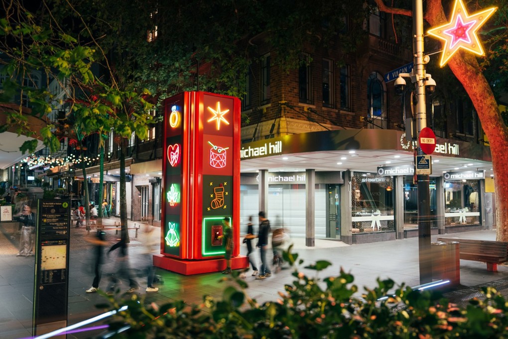 Queen Street Festive Columns Image 3