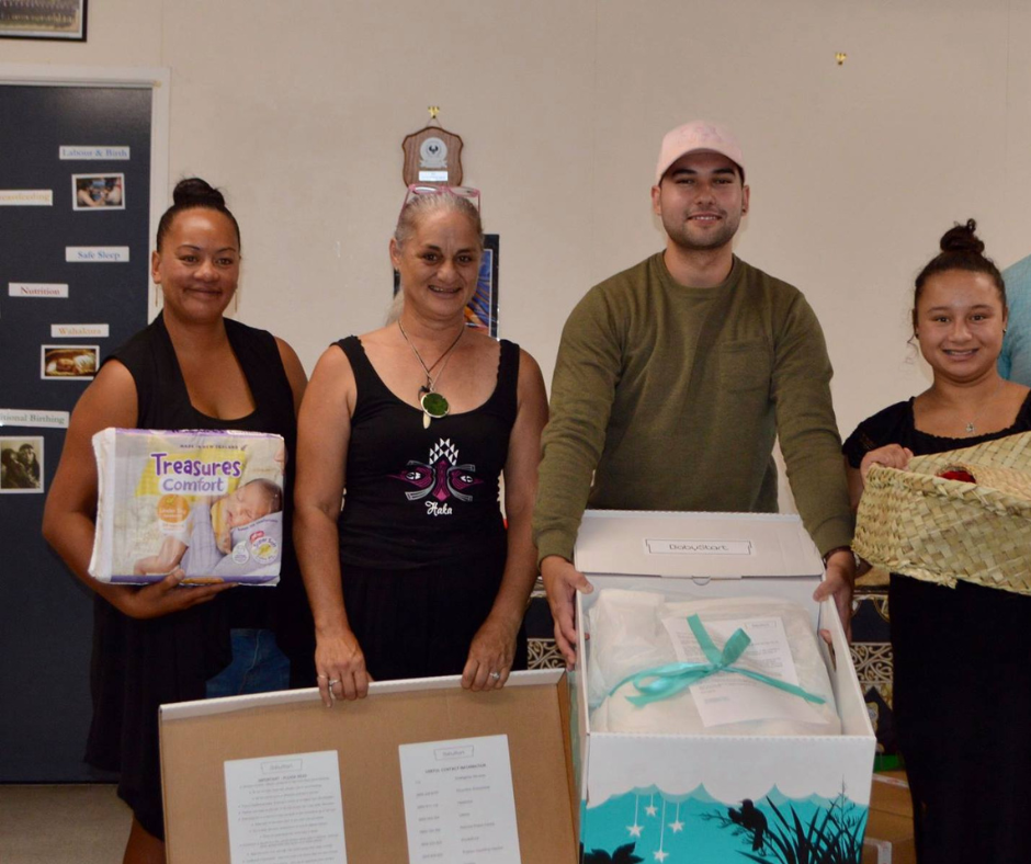 Whānau getting supplies.